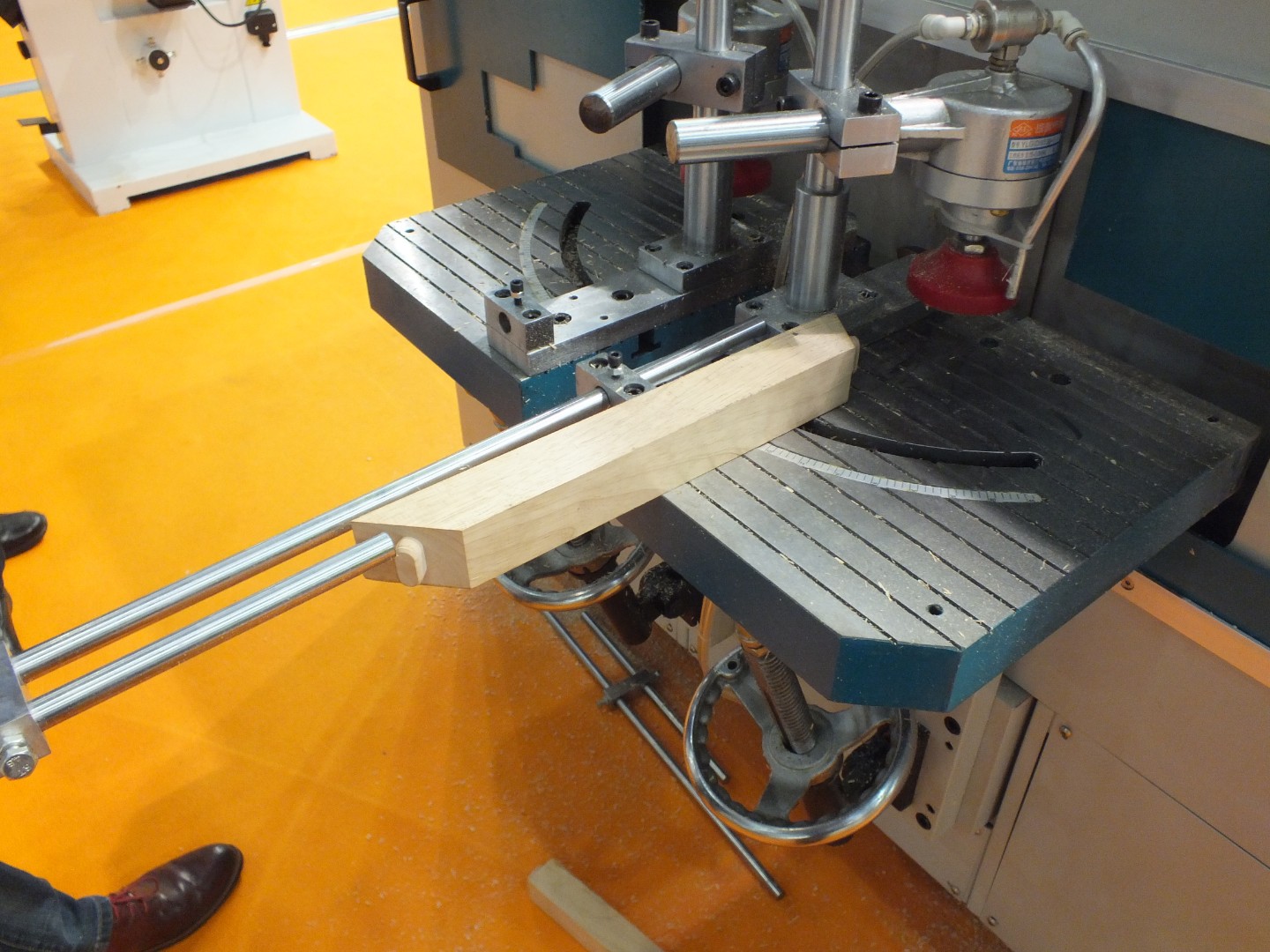 Шипорезный станок с ЧПУ CNC-200 для производства стульев и столов