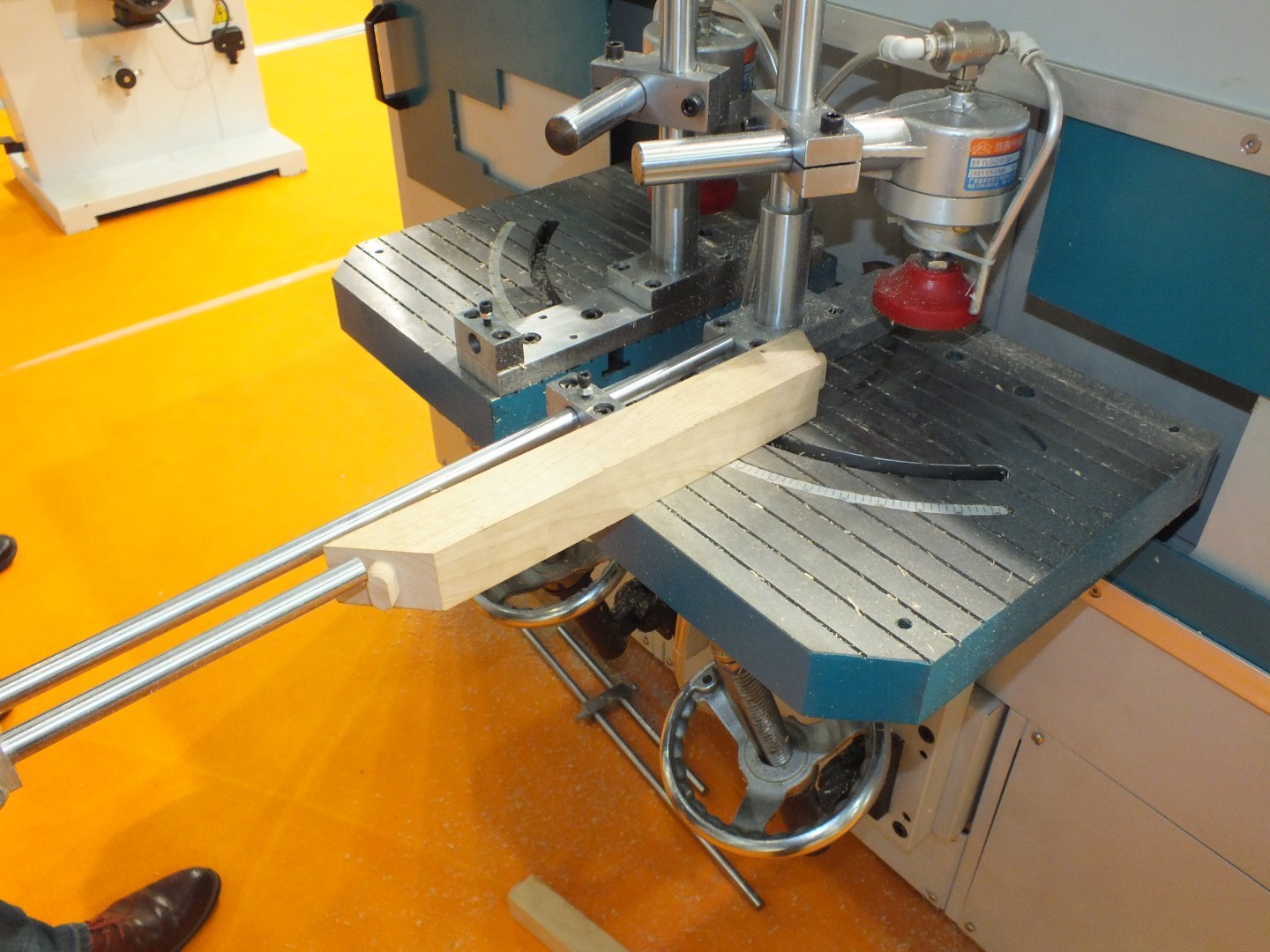 Шипорезный станок с ЧПУ мод.CNC-200 для производства ножек стульев и столов