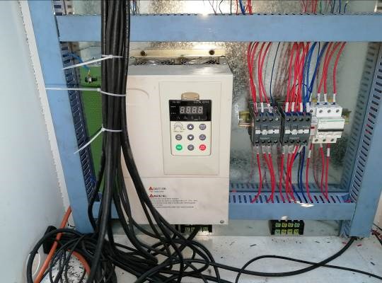 Фрезерный станок с ЧПУ мод. LTT-1325D c револьверной сменой инструмента и стойкой SYNTEC
