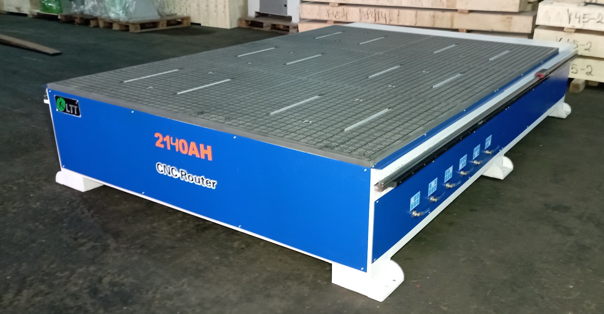 Фрезерно-гравировальный станок  ЧПУ мод. LTT-2140AH c ручной сменой инструмента и вакуумным столом//