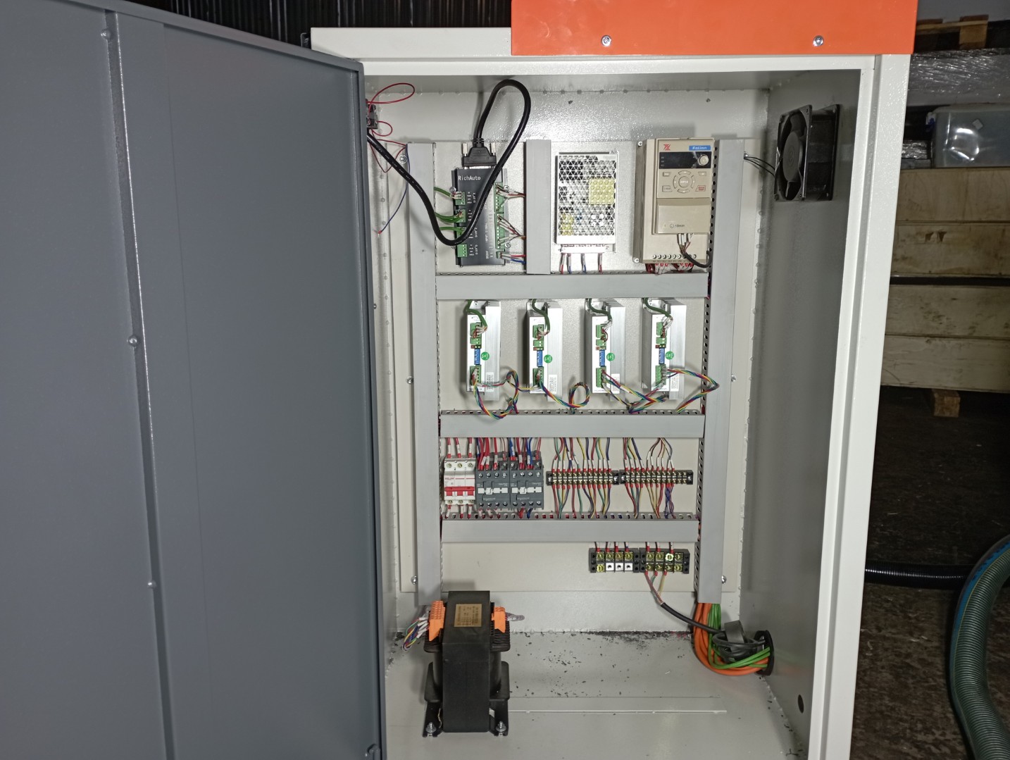 Фрезерный станок с ЧПУ  мод.LTT-1630АH с вакуумным столом, гибридным приводом и DSP-пультом