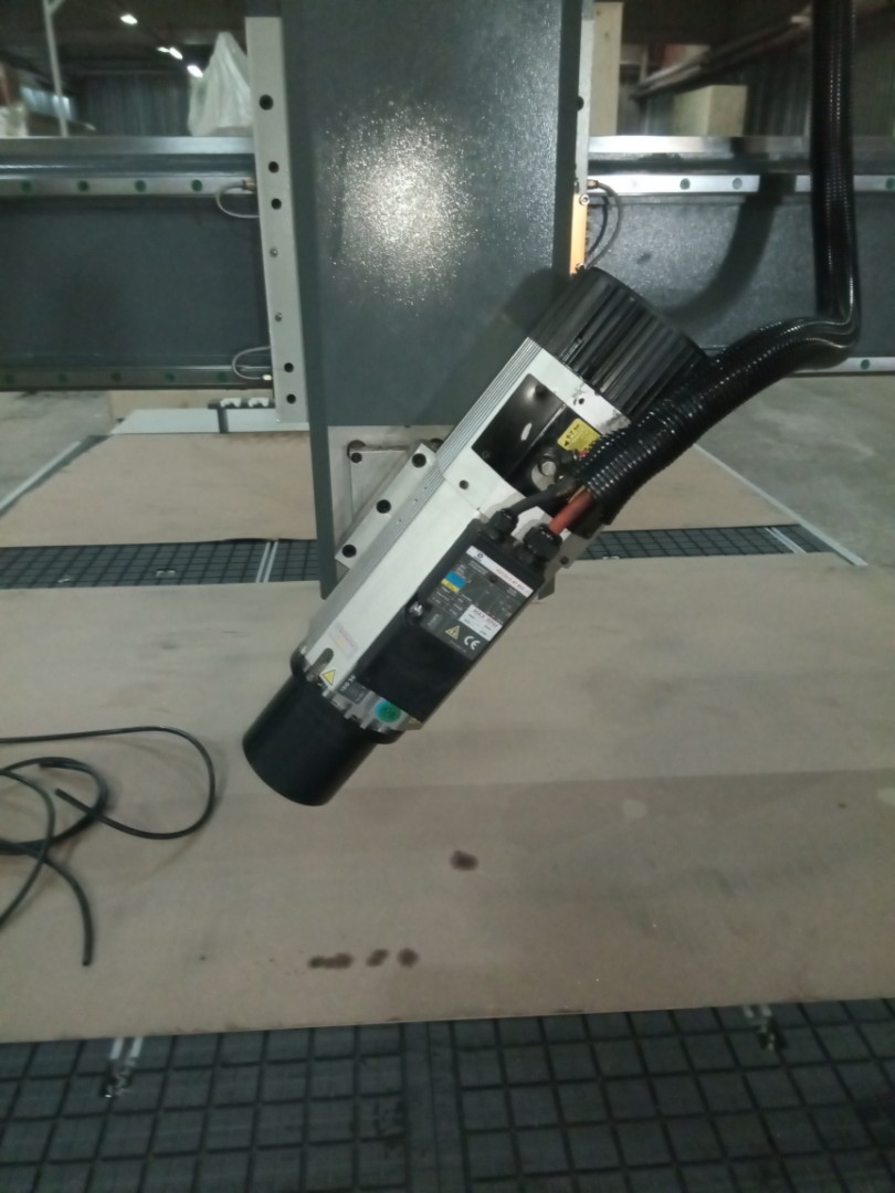 Фрезерный станок с ЧПУ мод. LTT-2130Z-45, поворотным шпинделем и вакуумным столом