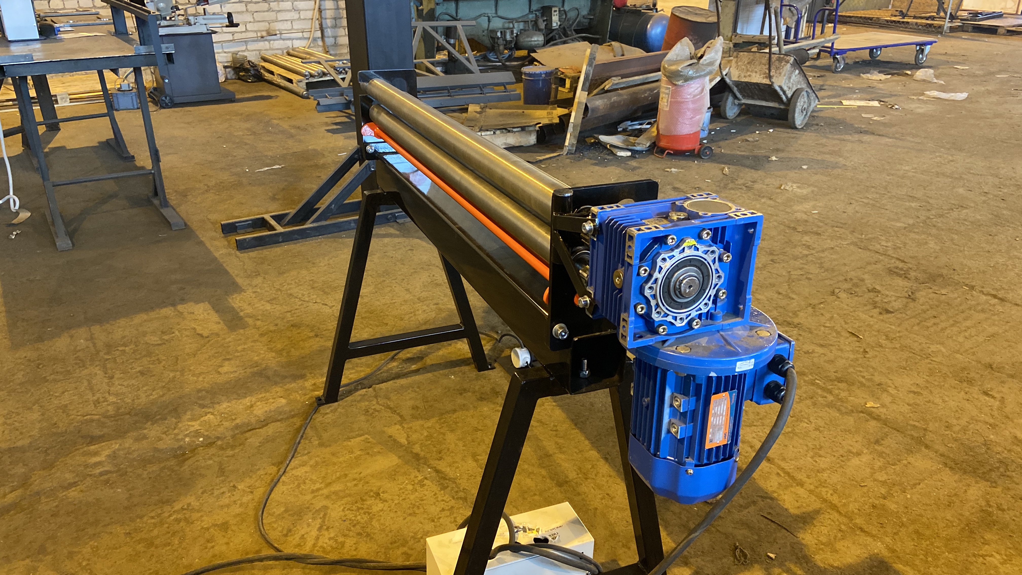Вальцовочный станок трехвалковый электро RME-1500x1.2mm