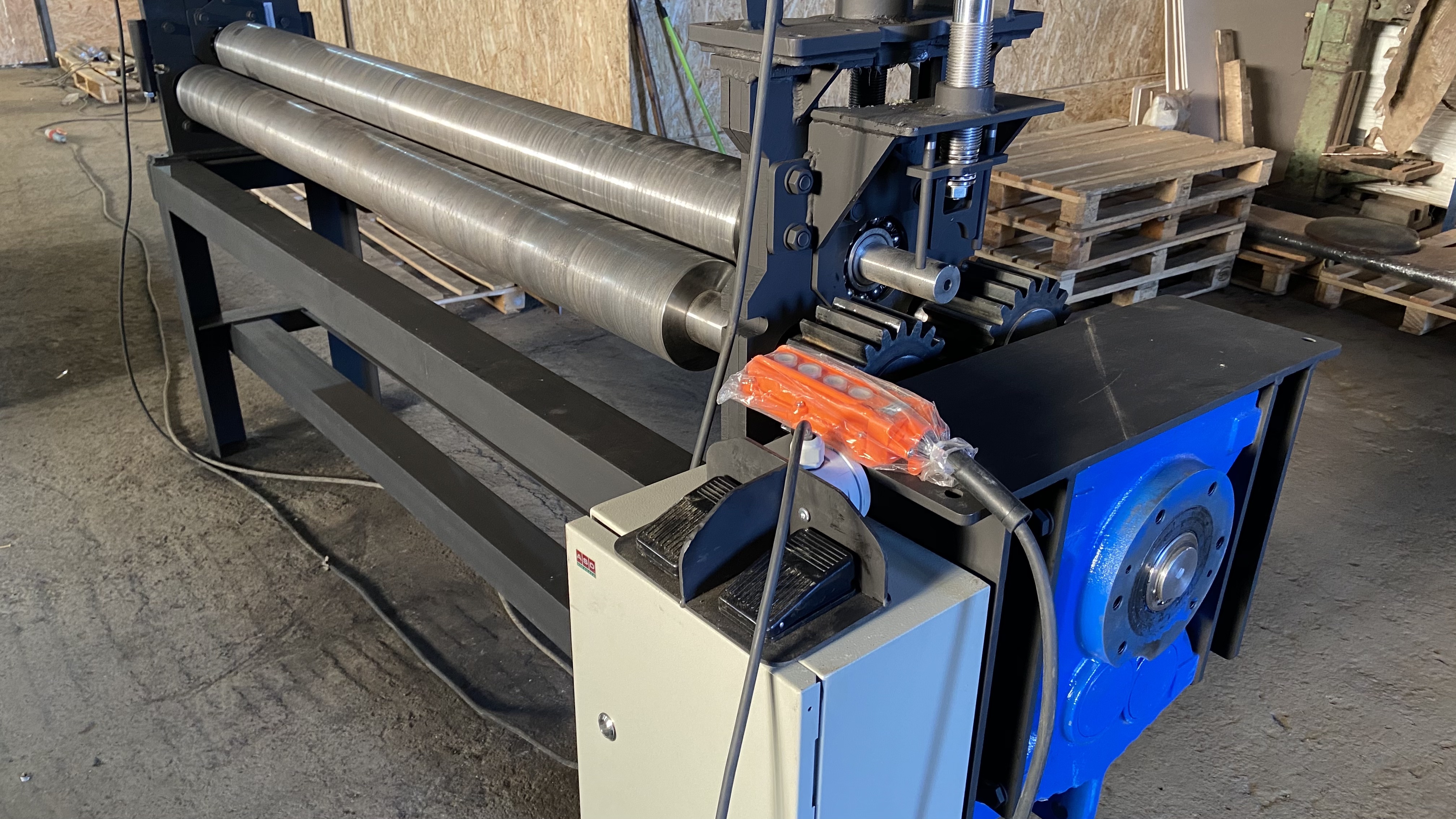 Вальцовочный станок трехвалковый электро RME-1500x10mm