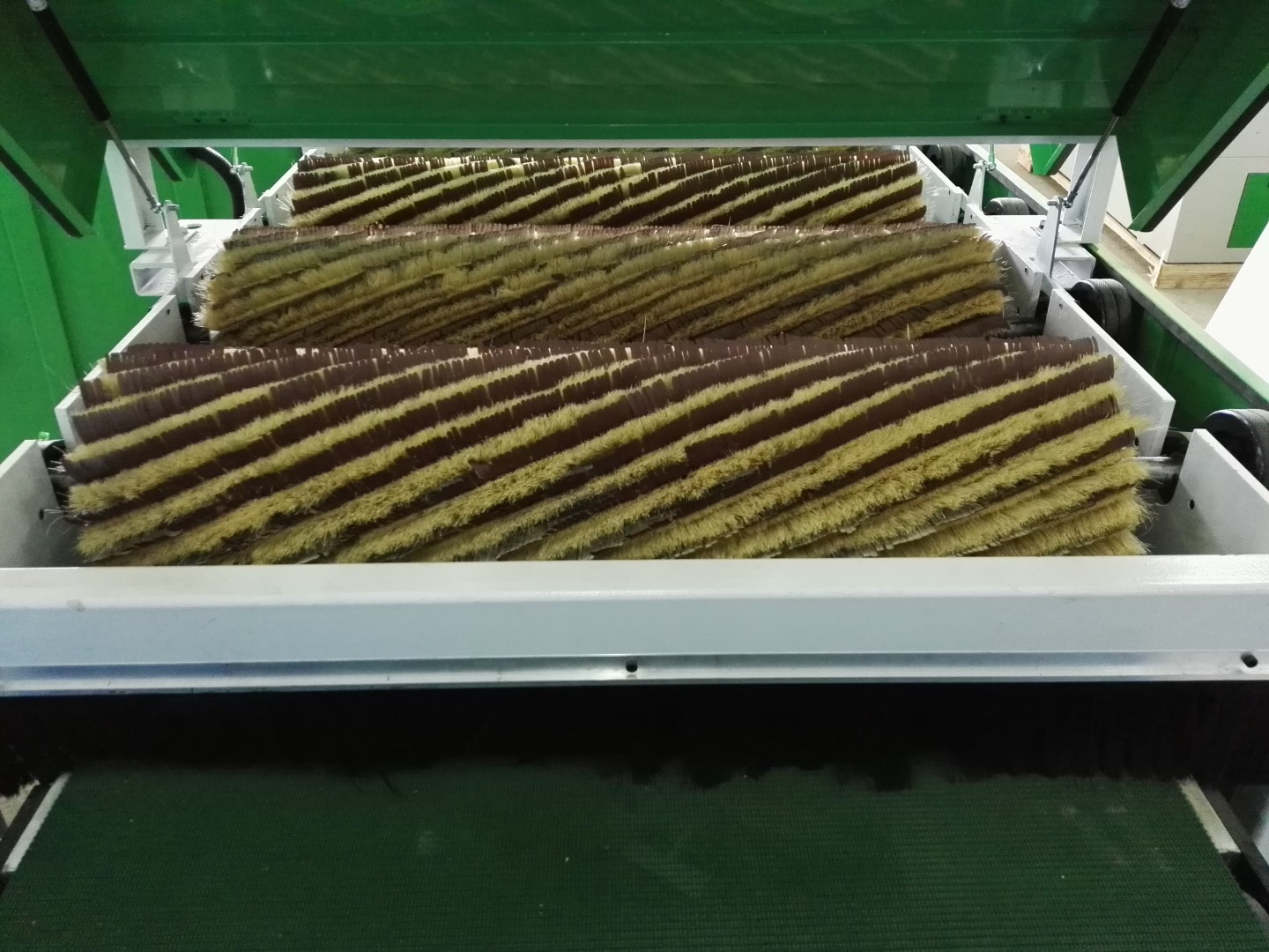 Шлифовальный станок  DT1300-4 с 4-мя лепестковыми барабанами для рельефного шлифования