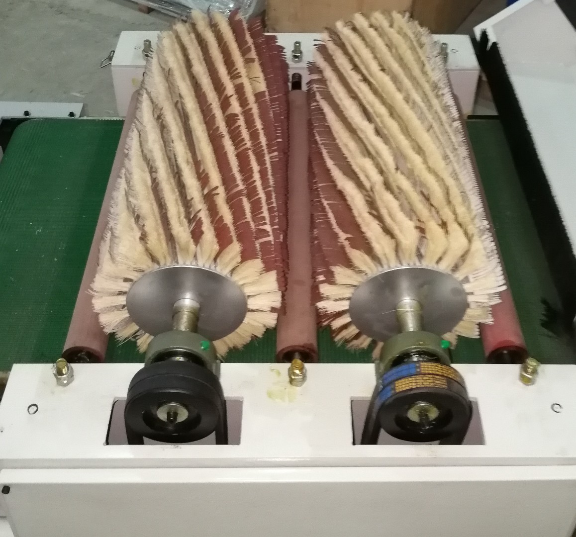 Шлифовальный станок  мод. DT 630-2 с 2-мя лепестковыми барабанами для рельефного шлифования